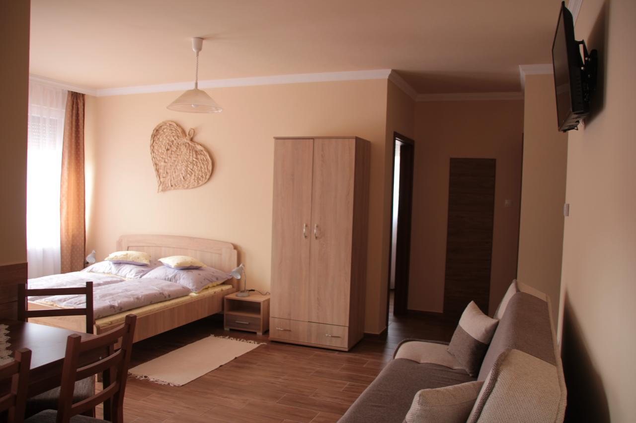 Imola Es Andrea Apartmanhaz 2 Hajduszoboszlo Exterior photo