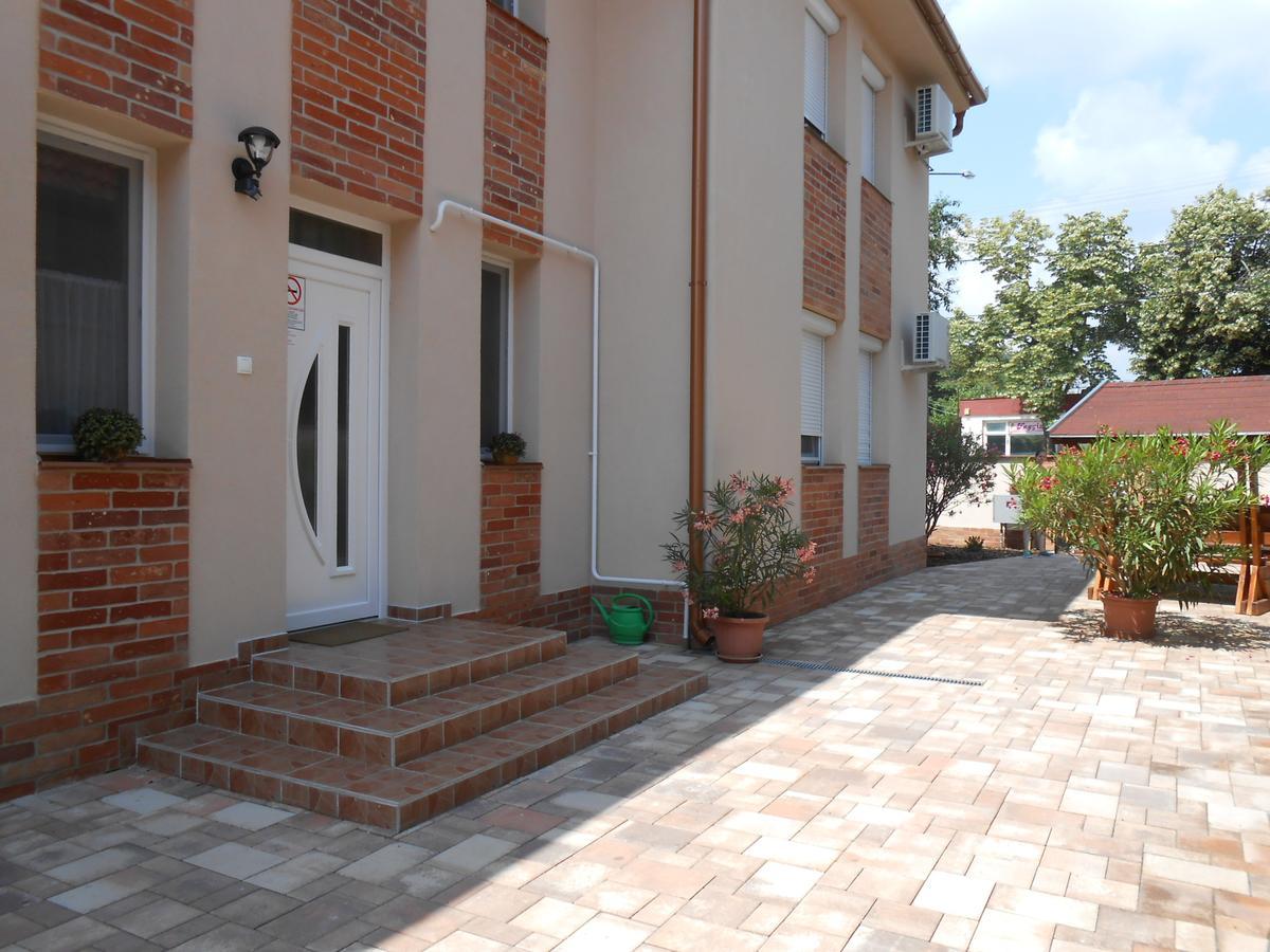 Imola Es Andrea Apartmanhaz 2 Hajduszoboszlo Exterior photo